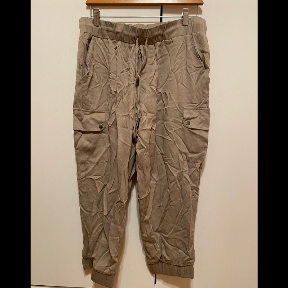 Beige cargo capri
